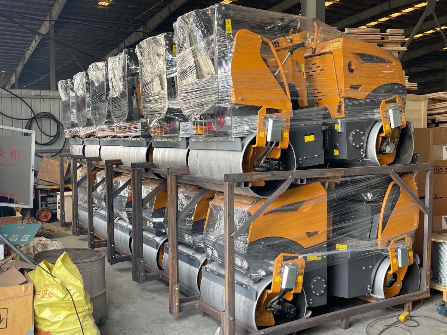 發(fā)往俄羅斯圣彼得堡20臺(tái)思拓瑞克雙鋼輪、鋼膠壓路機(jī)裝柜進(jìn)行時(shí)···