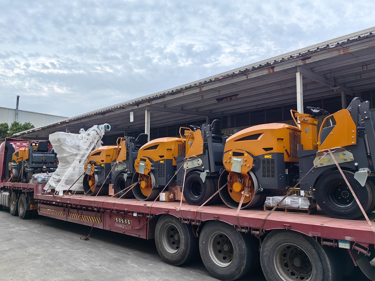 發(fā)往俄羅斯圣彼得堡20臺(tái)思拓瑞克雙鋼輪、鋼膠壓路機(jī)裝柜進(jìn)行時(shí)···